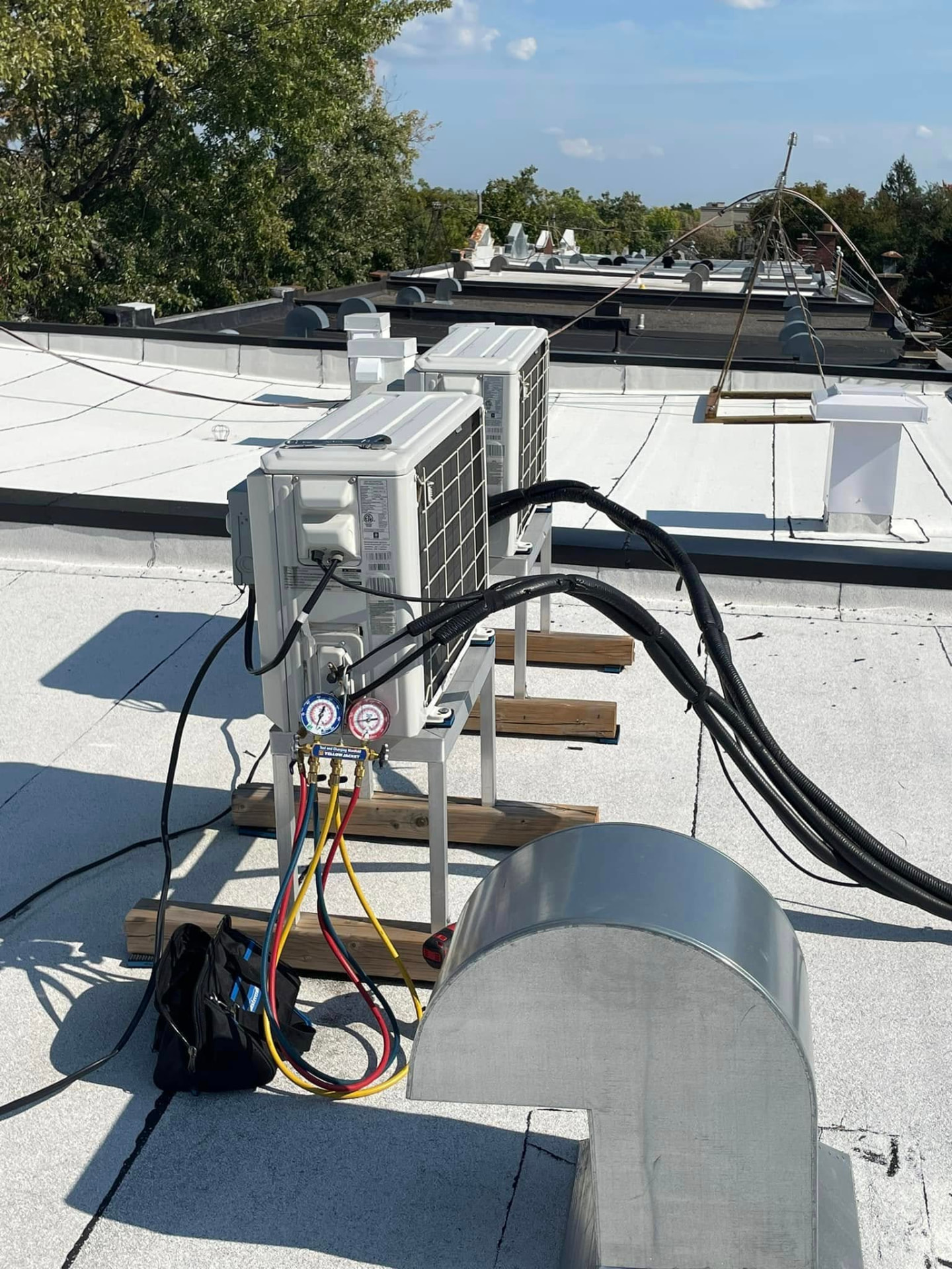 Entretien d’unités de climatisation sur une toiture